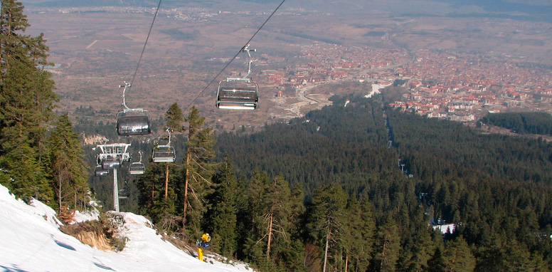 Вид на Банско с одной из горнолыжных трасс над городом