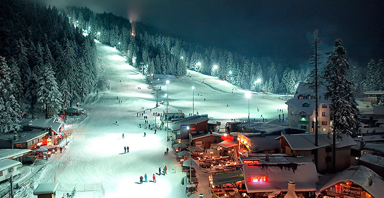 Ночное катание на зимнем курорте Болгарии