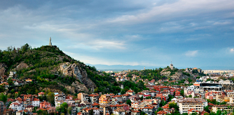 Вид на Пловдив с памятником Алеше вдалеке